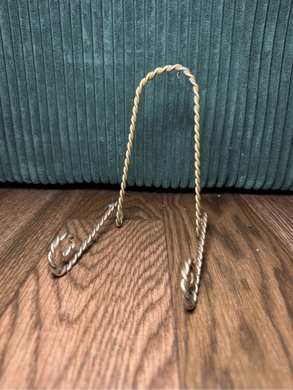 Gold Twisted Wire Display Easel - Gold